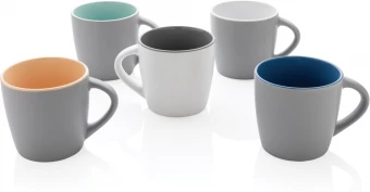 Värvilise siseküljega keraamiline kruus