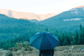 Swiss Peak Aware™ Ultrakevyt käsikäyttöinen 25" Alu-sateenvarjo