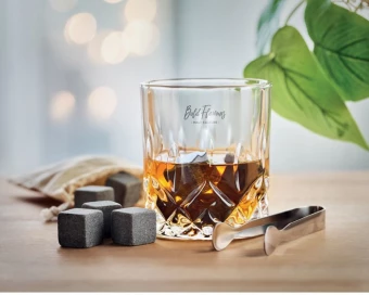 Viskisetti bambulaatikossa