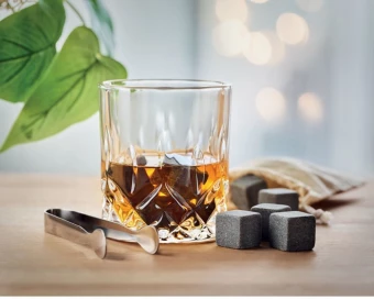 Viskisetti bambulaatikossa